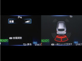 コーナーセンサーを車の前後に装備。障害物までの距離に応じて警告音を変えてお知らせ。縦列駐車時や駐車場・車庫などでの取り回しをサポートします。詳細は販売店スタッフまでおたずねください。