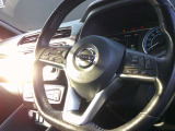 ハンドルには各種スイッチがありますが、運転中でも操作がしやすくなっております!