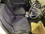 フィット感のあるシート。しっかりと支えてくれるので、長時間の運転を快適にサポートしてくれます。