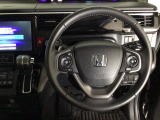 【ハンドル】運転にかかわる様々な操作を安全に行えるように視点移動が少なく操作性に配慮されたスイッチ類が凝縮されたコックピットです。