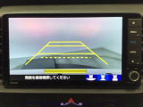 【バックカメラ】運転が苦手な方も車庫入れラクラクです!ギアをリバースに入れれば自動的に切り換わりますので、面倒な操作は不要です♪狭い駐車場もお車を傷つけず安心ですね!