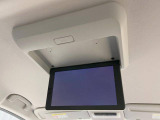 【フリップダウンモニター】大画面モニターで後席でもエンタメをお楽しみいただけます。小さなお子様にも大人気の装備です♪