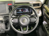 インテリアに合わせたデザインのステアリングは、運転される方のことも考え、運転しやすい形状、大きさです。是非一度、実際に触ってお確かめください。
