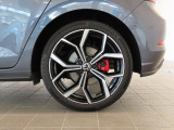 18インチアルミホイール。215/40R18タイヤサイズ。また赤いブレーキキャリパーが足元をレーシーに演出します。