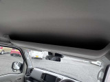運転席頭上にはオーバーヘッドコンソールが付いています