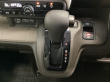 CVT車のセレクトレバーです。低速から高速まで、変速ショックのないスムーズな走りと、エンジン効率のよい領域を維持して燃費にも貢献します。サイドブレーキはスイッチ操作の電子制御パーキングブレーキです。