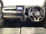 車内は光触媒抗菌消臭施工済です。スタイリッシュなデザインで暖かみのあるインパネ周りを演出します。グローブボックスやカップホルダーのほかにトレーなどたくさんの収納スペースが装備されています。