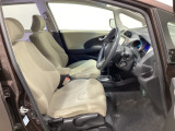 広い足元にゆったり座れるシートには肘掛けも装備しており長距離の運転でも疲れにくくなってます。女性でも運転がしやすいように、シートの高さ調整機能(シートリフター)がついています。
