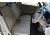 ☆ベンチシートになっており広く快適に運転をすることができます!