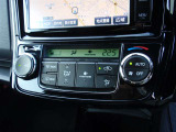 オートエアコンで車内快適♪ご希望の温度に設定すれば風向きや風量を自動で調整してくれますよ!