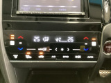 プラズマクラスター付き・オートエアコンがついてます。左右独立で温度設定のできるデュアルオートエアコンです。パネル内のシートヒータースイッチは前席の左右別々に2段階で温度設定ができます。