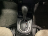 CVT車のセレクトレバーです。低速から高速まで、変速ショックのないスムーズな走りを実現するとともに、エンジン効率のよい領域を維持することで燃費にも貢献します。