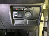 リアドアは乗り降りに便利な両側電動スライドドアです。また運転席に座っていながらスイッチ操作で自在にスライドドアを開け閉めできます。その横には電動格納付きパワーミラーの操作スイッチがついています。