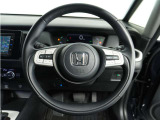 【Honda SENSING】 カメラ等装置で精度の高い検知能力を発揮、安全運転を支援します。ステアリング上のコントローラーに注目!