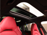 車内全体を明るく広々とした開放感を演出。美しい景色を楽しみながら、特別なドライブ体験を提供します。