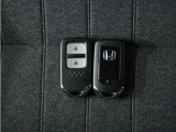 ◆スマートキー◆カギをバッグやポケットに入れたままでもドアロックの開閉ができる『スマートキー』付き!雨天や暗くなってもカギを取り出す必要がなくドアの開錠&エンジンも始動できます