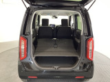 リアシートの背もたれを倒してさらに広々としたトランクスペースになります。段差も少なく荷物の出し入れもしやすくなっています。