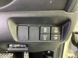 VSA装備車です。VSAはドライバーの操作と車の動きを見守っています。もし車の挙動が乱れたとき、4輪別々にブレーキをかけたり、エンジンパワーをしぼることによって車を安定させます。