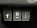 【USB端子】USB接続もついていますので携帯などの電子機器の充電にも使えて便利です♪