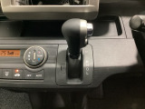 CVT車のセレクトレバーです。低速から高速まで、変速ショックのないスムーズな走りを実現するとともに、エンジン効率のよい領域を維持することで燃費にも貢献します。