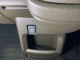 アクセサリーソケットはUSBのアダプターなどをつければ、スマホの充電にも使えます。周辺には物が置けるボックスがついています。