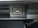 グローブBOX上段にはUSB充電端子があります