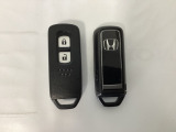 スマートキーを装備しています。鍵を差し込むことなくドアロックの開け閉めと、スタートボタン操作でのエンジンスタートができます。スペアキーも同じものを用意しております。