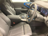 【コックピットシート】BMW車の主役席。車体中央にくる様に配置し車両重心とが一致する事でドライバーと車との一体感あるドライビングを実現。人間工学に基づき形成した形状が長時間のドライブ疲労も軽減します!