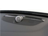 【Bowers&Wilkins】世界のオーディオファン垂涎のプレミアムサウンドシステムを搭載。コンサートホールのベストポジションに相当する音場空間を忠実に再現。乗る人すべてに驚きの音響体験を提供します