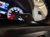 【パドルシフト】ハンドルから手を離さずに素早くシフトアップ&ダウンができるので、エンジンブレーキを使う下り坂や高速道路の合流で加速したい場面で役立ちます。