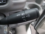 車外の明るさに応じでライトを点灯、消灯してくれるオートライト機能です☆お天気の良い昼間のトンネル走行などオートにしてると便利で安心です☆エンジン停止時にライトの消し忘れも無くなります☆