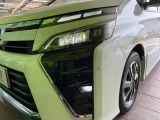 【LEDヘッドライト】悪天候や夜間走行時も良好な視界を確保し安心して運転できる高輝度LEDヘッドライトを装備!点灯速度が早く、消費電力も抑えられています。