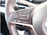 『1台』のお車に対して、3名体制で日々議論を重ね仕入れを行っております。