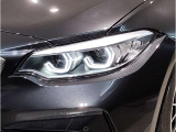 【LEDヘッドライト】先進のLEDテクノロジーを採用。放射される白色光の周波特性は太陽光に近く、バイキセノン・ヘッドライトを上回るコントラストで更に明るく輝きます!