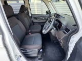 運転席も広いです☆コンパクトなのに小回りもききます☆軽自動では物足りないけど大きい普通車までは。。なんて方にもちょうどいいサイズ感のお車です☆