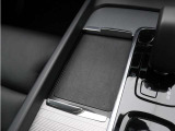 対応機種のスマートフォンを、トンネルコンソールの下のラバープレートに置いておくだけで充電可能。センターディスプレイの機能ビューを使用して、充電プレートのオンとオフを切り替えることができます。
