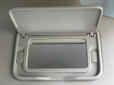 【バニティミラー】サンバイザー裏に設置されたミラーで身だしなみチェック!ちょっとしたメイク直しにも活躍します♪