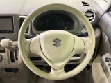 インテリアに合わせたデザインのステアリングは、運転される方のことも考え、運転しやすい形状、大きさです。是非一度、実際に触ってお確かめください。