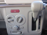 エアコンはダイアル式のマニュアルエアコンでパネルシフトなので足元に余裕があります。