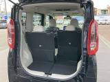 リヤシートはスライドしますので荷室や足元の広さ調整ができます。