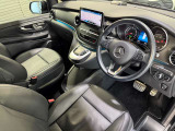メルセデスのシートは、少し硬めに出来ておりますので、長時間の運転でも疲れにくく、安全にドライビングをお楽しみ頂けます