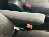 アームレストに安定して肘を預けることができ、運転中の緊張を和らげます!高速道路の走行中や長距離運転のときの心強い味方です♪