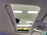【ツインムーンルーフ】開放感たっぷりの希少装備、ムーンルーフが装着されています!車内に明かりを取り入れたり景色を楽しむ以外にも、車内の空気も簡単に換気できて快適です!