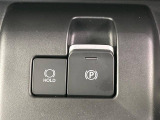 【電動パーキングブレーキ】パーキングブレーキは便利な電動式!ボタン一つで操作でき、アクセルを踏めば自動で解除されます♪レバーやペダルが無いので運転席廻りもすっきりしますね♪