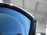 【ブラインドスポットアシスト】 車線変更アシスト機能。ドライバーの死角となる後方側面に車両を検知した際、ドアミラーに内蔵された警告灯が点滅しドライバーに注意を促します。