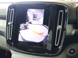 車両のアップデートにより、バックモニターには360°ビュー表示と同時表示されるようになりました 現在ステアリングを切っている方向を示すステアリングガイドも表示されます