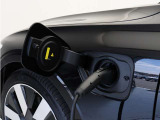 専用コードを接続するだけで簡単に充電が行えます。プラグインハイブリッドモデルT6 AWD PHEVは、走行中の充電のほか、自宅などに設置された充電機器からの充電が可能です。