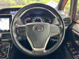 【純正革巻きステアリング】上質な革を使用することで、手にしっかり馴染みとても運転しやすいハンドルです♪