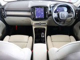 コンパクトなXC40でも上級車種と同様に、縦長式の大型タッチパネルを主体としたインテリア スマートフォン感覚でナビゲーションやオーディオなどを操作できます