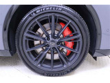 足元を引き締めるスポーティな黒 サイズは235/45R21
